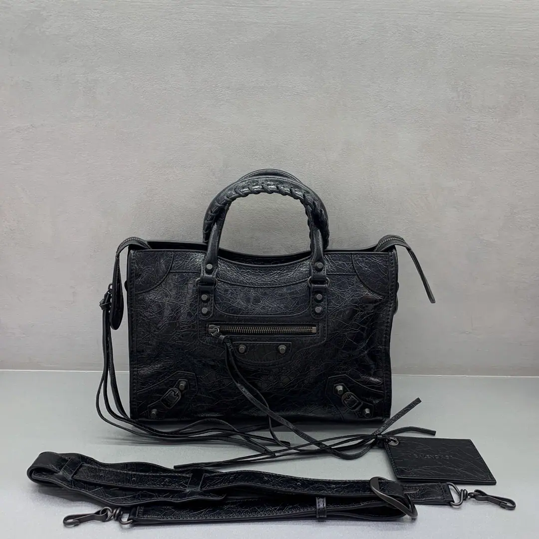 ⚠️2026Update Upgrade⚠️【 The little black brass button.】𝗕𝗔𝗟𝗘𝗡𝗖𝗜𝗔𝗚*𝗟𝗘 𝗖𝗜𝗧𝗬‼️The most symbolic bag.Le CitySeries✴️The package is back strong. Rehearsal👜The shoulder belt is better designed for slashing.～The minor details make the whole body more light.🌬️Fashion touch is available. Paragraph: 0840211080 Dimensions: 30-13-20cm