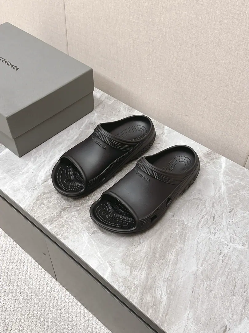 BALENCIAGAThe Paris family's Spring and Summer Lovers' slippers.👉Latest✨The series explores the concept of original and misappropriation in the fashion world, To honor the new series and the classics., By the symbolismBALENCIAGABlossoms and tyres are abstractly bottomed, And the new idea of collisions is harmony and harmony., Original-to-one approach, Shoes are all in one form. The exclusive., Full package for the originals, Size: 35-40 Men39-44
