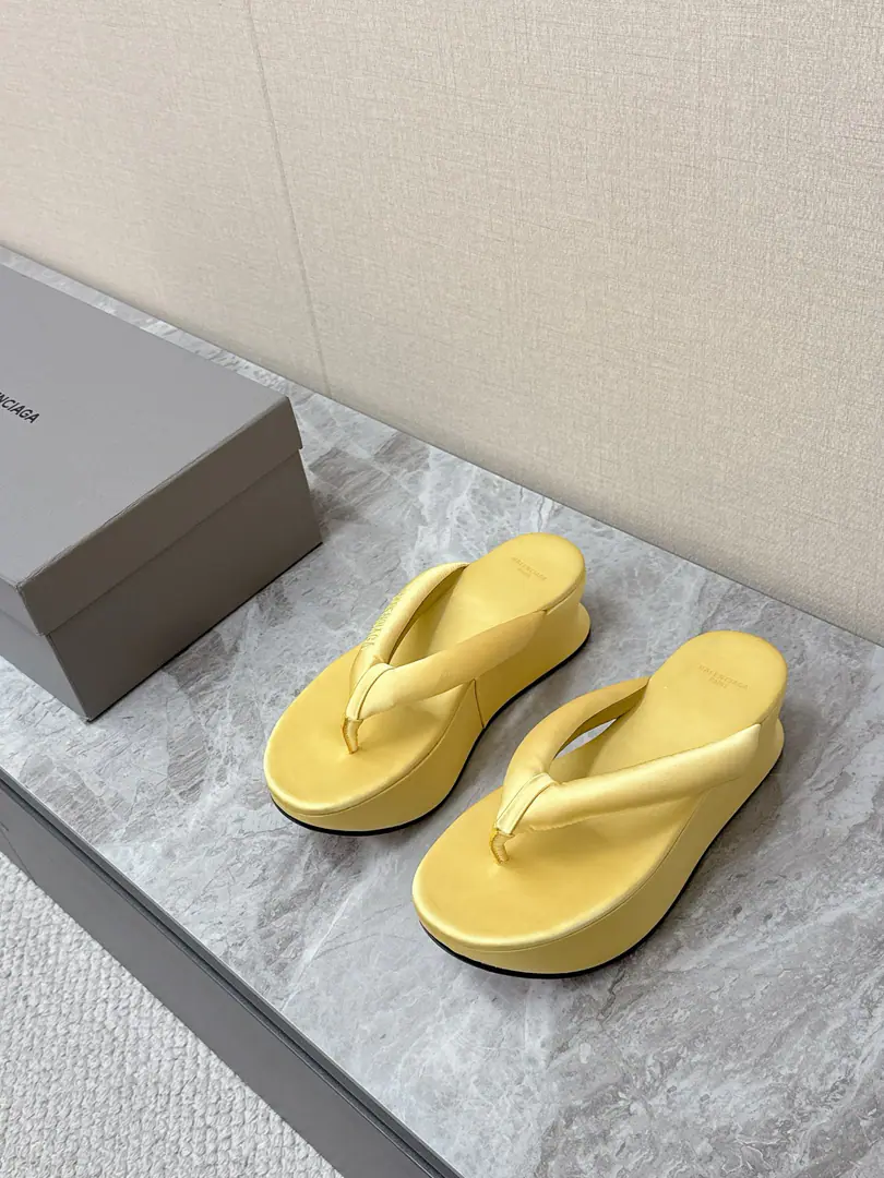 Parisian.BalenciagaSpring and summer, the latest big silk-faced, thick-ass drag. A superstar, red grass. Subversive.“The boat is thick.”Design It's platform height.5.5CM The back heel is a special look of the inner den. Like a one.“A small ship.” Not only does it bring a higher effect. And the Parisian family.“Anti-General”The first-line art. Use velvet velvet flour. Take a low profile. Tow people to their leisure to the quality of high fashion. It's all on the straps and the shoe cushions.「BALENCIAGA PARIS」Word Brand recognition. The original is a mimicry of the skin.Size: 35-41（40 41No re-election.）