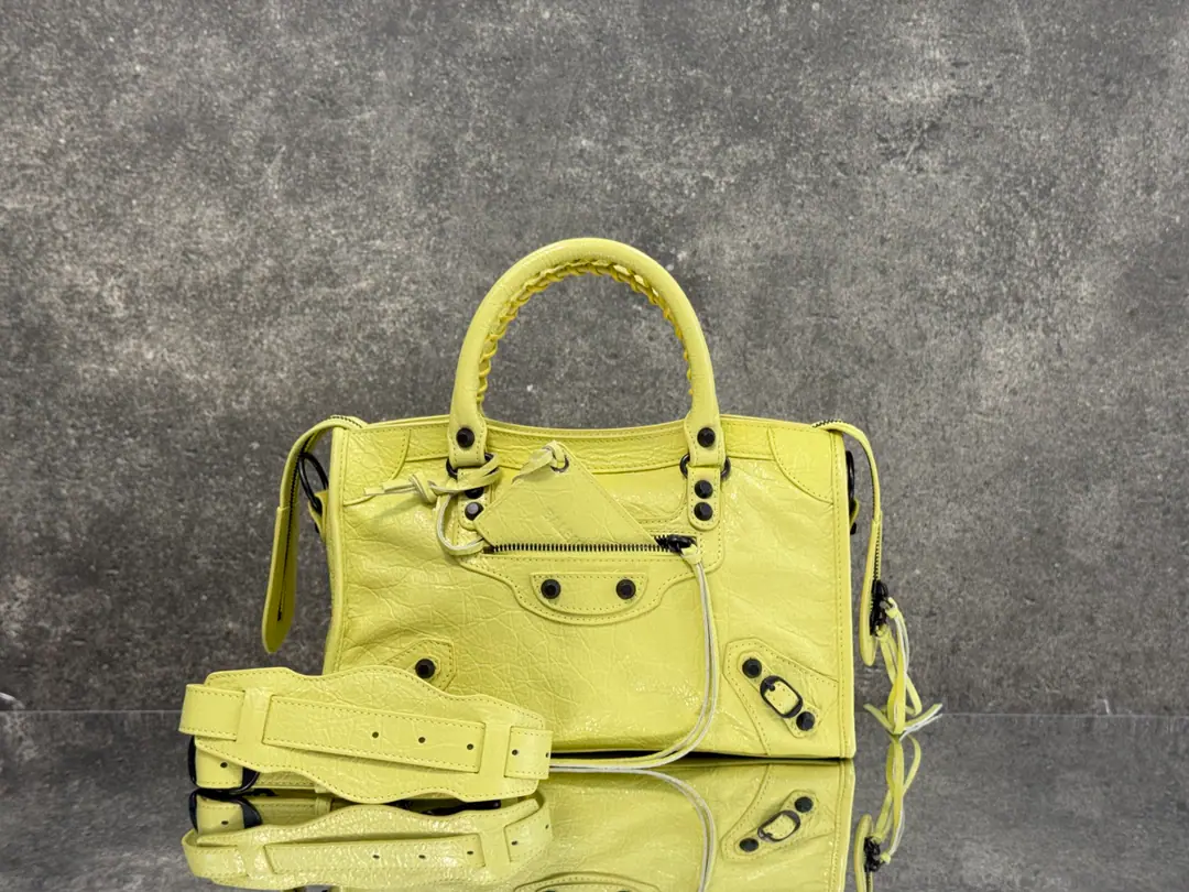 【Latest26Version Update】 Balenciaga city S Medium Lemon yellow./Black button Classic motorcycle. The Parisian family's most symbolic handbag.Le CitySeries✴️Power returns. Rehearsal👜 ArenaThe little lambs wear natural wrinkles.（Blast strip.）The more you use it, the more you smell.. The ricochet and the stream., It's a carved-out.. The shoulder belt is better designed for slashing.～The minor details make the whole body more light.🌬️The new Macalun is especially suited to spring and summer.🌱A sweet, handsome, smooth-looking collision system. Fashion touch is available. Paragraph: 3301 Large size: Long37 x High23.4 x Kuan15centimetres Medium Size: Long30 x High20 x Kuan 10centimetres Size of the trumpet: Long23 x High15 x Kuan 10centimetres