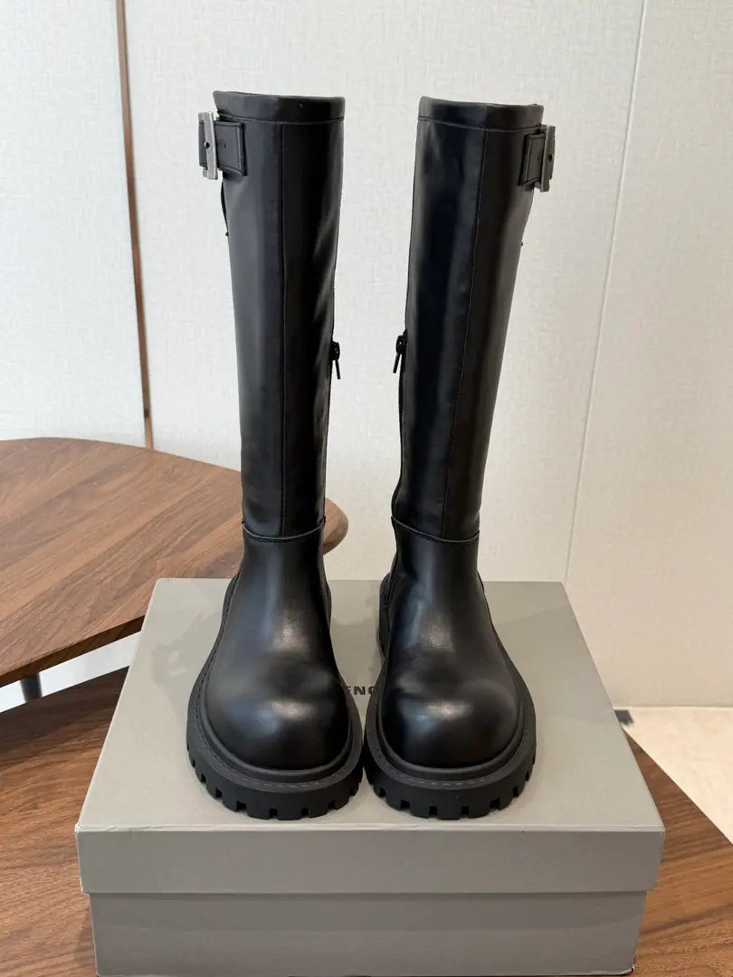 BALENCIAGA Parisian. 26ss Autumn and winter boots for Martin. Look hard. But the upper foot is comfortable. ♪ While being handsome ♪ It's not a bad feeling. ♪ Sprouts to the old times ♪！ The bottom of the process design Martin boots that don't hit the money. It's a real cool, cool, cool, cool, cool, cool, cool, cool, cool, cool, cool, cool, cool, cool, cool, cool, cool, cool, cool, cool, cool, cool, cool, cool, cool, cool, cool, cool, cool, cool, cool, cool, cool, cool, cool, cool, cool, cool, cool, cool, cool, cool, cool, cool, cool, cool, cool, cool, cool, cool, cool, cool, cool, cool, cool, hot, hot, hot, hot, hot, hot, hot, hot, hot, hot, hot, hot, hot, hot, hot, hot, hot, hot, hot, hot, hot, hot, hot, hot, hot, hot, hot, hot, hot, hot, hot, hot, hot,！It's a classic.！ Fabulous.: Use the original top-of-the-ground cow skin. Inside, put your feet on the inside.: Water-tied cow skin. Shoes under the sole.: The original model of the rubber floor. Size: #Women35-41（ 40 41Make a no-refund order.）