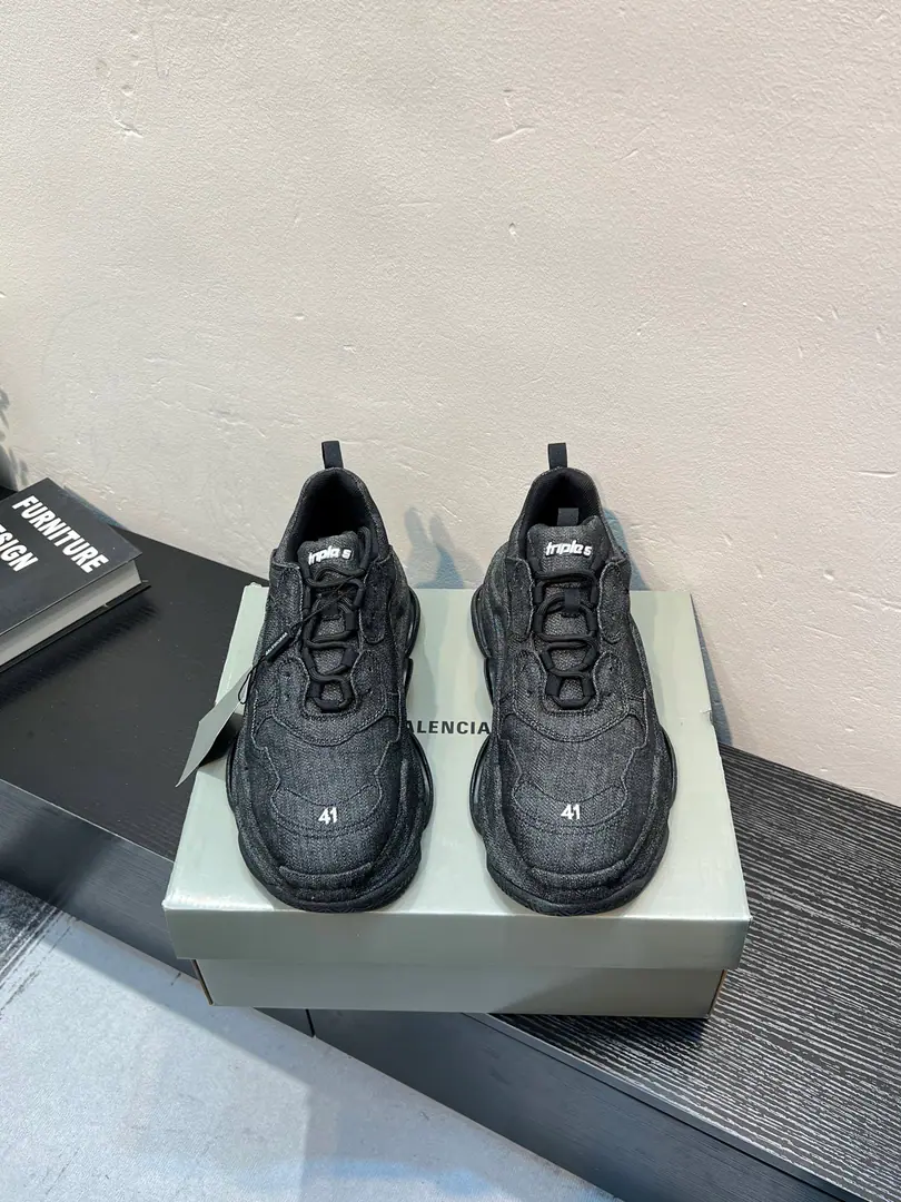 BalenciagaParisian., Couple money. Triple S Tape TypeIt's amazing. The shoe came from the highest of the classics., The flu is just full.！ Unique design, ♪ To be loved at first glance ♪, The street is a big shot of turning back., It's just fashion and practical.！ Don't hesitate., Get on with becoming a fashion man.！ Codes: 35-45