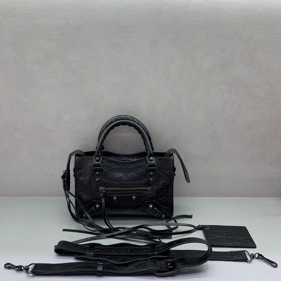 ⚠️2026Update Upgrade⚠️【 miniBlack copper button.】𝗕𝗔𝗟𝗘𝗡𝗖𝗜𝗔𝗚*𝗟𝗘 𝗖𝗜𝗧𝗬‼️The most symbolic bag.Le CitySeries✴️The package is back strong. Rehearsal👜The shoulder belt is better designed for slashing.～The minor details make the whole body more light.🌬️Fashion touch is available. Paragraph: 084021980 Dimensions: 23-10-16cm