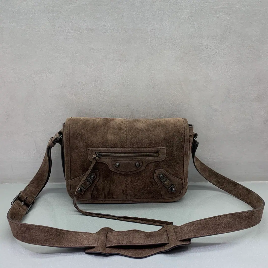 【New】‼️‼️‼️𝐁𝐀𝐋𝐄𝐍𝐂𝐈𝐀𝐆* 26ss Recapture the mailman's bag. This black-wire machine is a courier bag., Yes.「Hard core cool.」and「Pragmatism」The classic welded.. I'm a good man to be a good old crack-cracker., The ancients that have been sunk with time., And a soft-handed, swollen-blank face., The more you use it, the more you feel about the slurry.. A sign of the ancient copper rink., Zipper flow So and bike buttons, The hard core of the street punks is precisely re-engineered., But with a nice postman bag., It's a little bit of a flinch., It's a little more loose.. Gender neutral design of the same paragraph, I don't care if it's a work-in-law., Cowboys are still wearing black., I can pull up the compost for a second. Model: 8731# Dimensions: Bottom 27x High 19x Kuan 9cm
