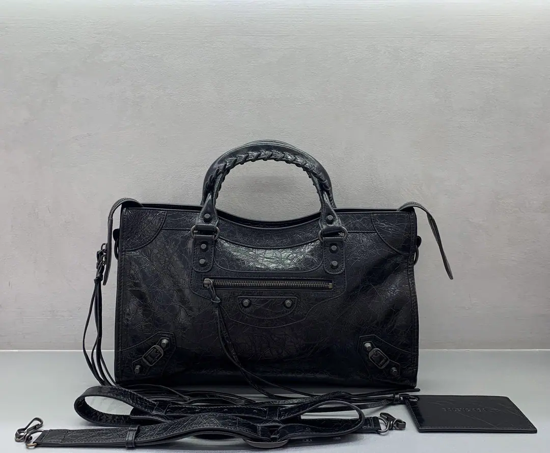 ⚠️2026Update Upgrade⚠️【Medium black copper button.】𝗕𝗔𝗟𝗘𝗡𝗖𝗜𝗔𝗚*𝗟𝗘 𝗖𝗜𝗧𝗬‼️The most symbolic bag.Le CitySeries✴️The package is back strong. Rehearsal👜The shoulder belt is better designed for slashing.～The minor details make the whole body more light.🌬️Fashion touch is available. Paragraph: 0840211180 Dimensions: 38-15-24cm