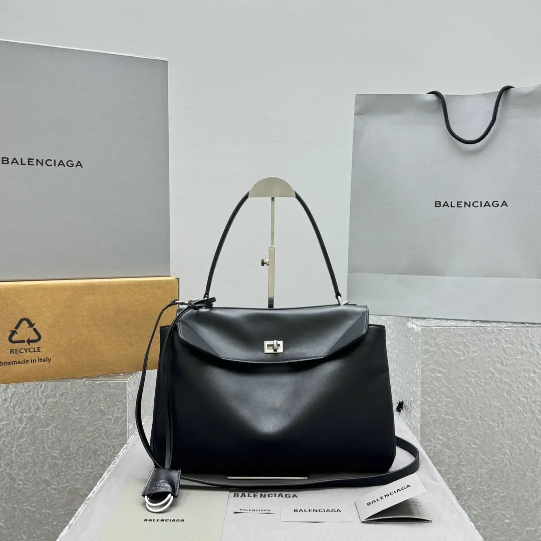 【The medium is black and silver.】 𝐁𝐀𝐋𝐄𝐍𝐂𝐈𝐀𝐆𝐀 𝐑𝐎𝐃𝐄𝐎 Handbag. The new money can be said to be the top., Some of them are monotheistic., Recreate a new style., The laziness of the fascination is not against the Parisian family., I'm not getting any taste., The leather looks super-quality., Black-modern stylish and fashionable., Three dimensions. - Yes, sir., Different sizes, Values and usages coexist with process, You can fit in with your hands around.～The color value goes straight out. Paragraph: 92866 Size of the trumpet: Bottom29xHigh20xKuan10cm C1688118（No apparel） Medium Size: Bottom35xHigh23xKuan11cm C1688148（No apparel） Large size: Bottom40xHigh30xKuan13cm C1688168（No apparel）