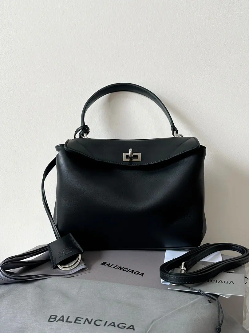 Supermarketer.🔥Reload again.❗️ ba1enciaga rodeo mini Black silver.🖤💿 ♪ Da da da da ♪, miniComing! It's normal after reading.sizeIt's...rodeoLet's see.mini It's really cute or cute. It's not like you're tall enough. Everyone's back in the back. And boys and girls can carry it., No sex.～ This bag must be hard., Not too soft and too bright. Our family arranged the most expensive factory skin. And you have to feel the whole bag loose. Honestly., This is a really tough bag. We went to the best teachers in our co-worker for this version., The handwork is really expensive.... The right one has to be the right one. It's not like the market. You'll see when you compare. Don't rush the money., ♪ The sculptor ♪, It's more important to get the right one. Big number.: 39.8×29.9×12.9cm789744 Medium: 35×23.3×10.9cm789772 Small: 28.9×20×9.9cm789779 mini: 23×17×9cm795456