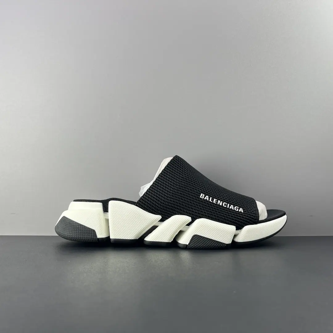 Minoru. BALENCIAGAParisian. Shoes. Upgrade Black & White Speed 2.0 New version of stocking shoes slippers Original plant It's not a deal. The shoe face is a prototype of a flying-in-coherent technology. It's seamless. The bottom of the shoe is a very good thing. No, no, no, no, no, no. A sculptor on the soles of your shoes.！ Codes: 36 37 38 39 40 41 42 43 44 45 46