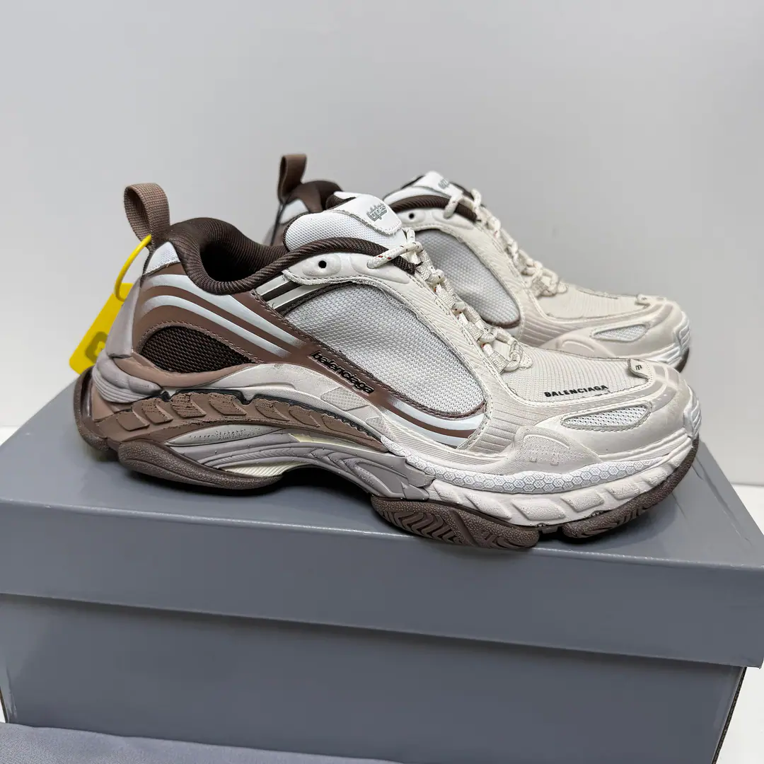 NiceVersion Balenciaga Triple S.2 GradientA unique, loose front. These shoes are old and future-sweet old-fashioned. Dirty gray gradually.+Decoder the soles of shoes, Bring yourself a high-quality one.“Industrial waste” Up your upper foot., And weld the streets to your feet. With big legs., Work pants., You wear it all you want. • Old gray., Triple SStep Expressions • Deconstruct the thick bottom, Step on the front. • Waste soil aesthetics, A pair of shoes. • It's a great sense of excellence., FromTriple S.2 In the soles of the layered shoes., It's a romantic way of deconstructing.. Put it on., The vanguard of the earthy art of waste., ♪ In every step of the day ♪. Size35-45