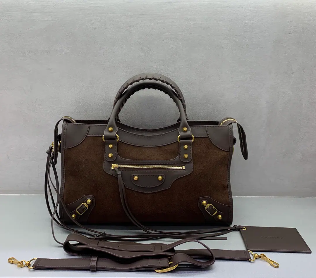 🖤New paragraph【Medium-milleche coffee with a smoothed skin of cattle.】𝐁𝐀𝐋𝐄𝐍𝐂𝐈𝐀𝐆➰Le City 2026New Spring and Summer New Air Car Package A plaque of old brown with a soft feel, a leather car bag., It's a classic that never goes out of time in the closet.. Old gold buttons., Signal flow of suction, It's perfect to combine the regeneum with the coolness.. The skin touch mix is a very inclusive one., Telecommuting, You can ride like a man., Capacity Online, Colour value versus utility, It's a quality bag that can carry it all the way.. Paragraph: 084021# Dimensions: Bottom 38.5x High 24x Kuan 15cm