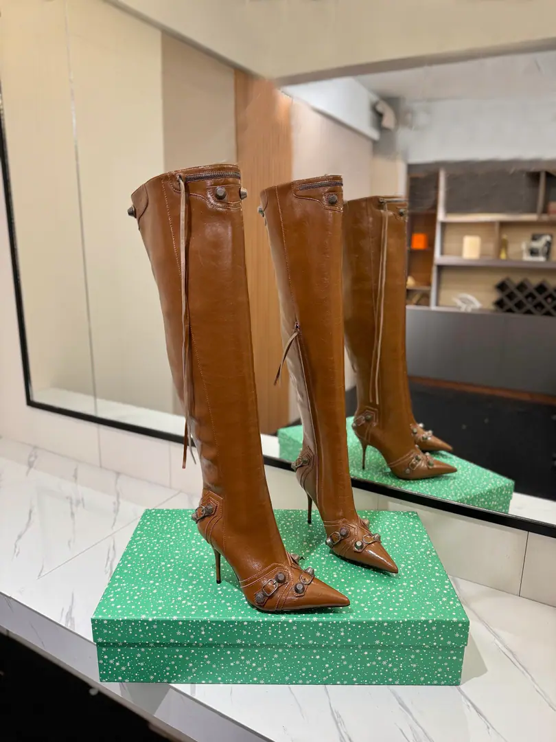Plant price: BalenciagaParisian. Cagole High boots. The multi-coloured heavy-worker nails point their heads over their knees.✨ A lot of bright matching colors., High-level eye-sucking of bright skin. Metal nails make cool, personality., Slight and long legs. Salt is sweet enough to fit in with all kinds of clothes., You're so hot, you're so hot. The fall and winter suit just needs it., It's easy to unlock the back rate.🖤 Shoe.: Imported cattle skin Uchi.: Bullskins. Otsumi!: Italian skin. He's tall.: 9.5cm Data36HQ high54.5cm Every code difference+0.5, Perimeter36cmThe wideest position per code difference+0.7 Spill Ribration45cmEvery code difference+0.7