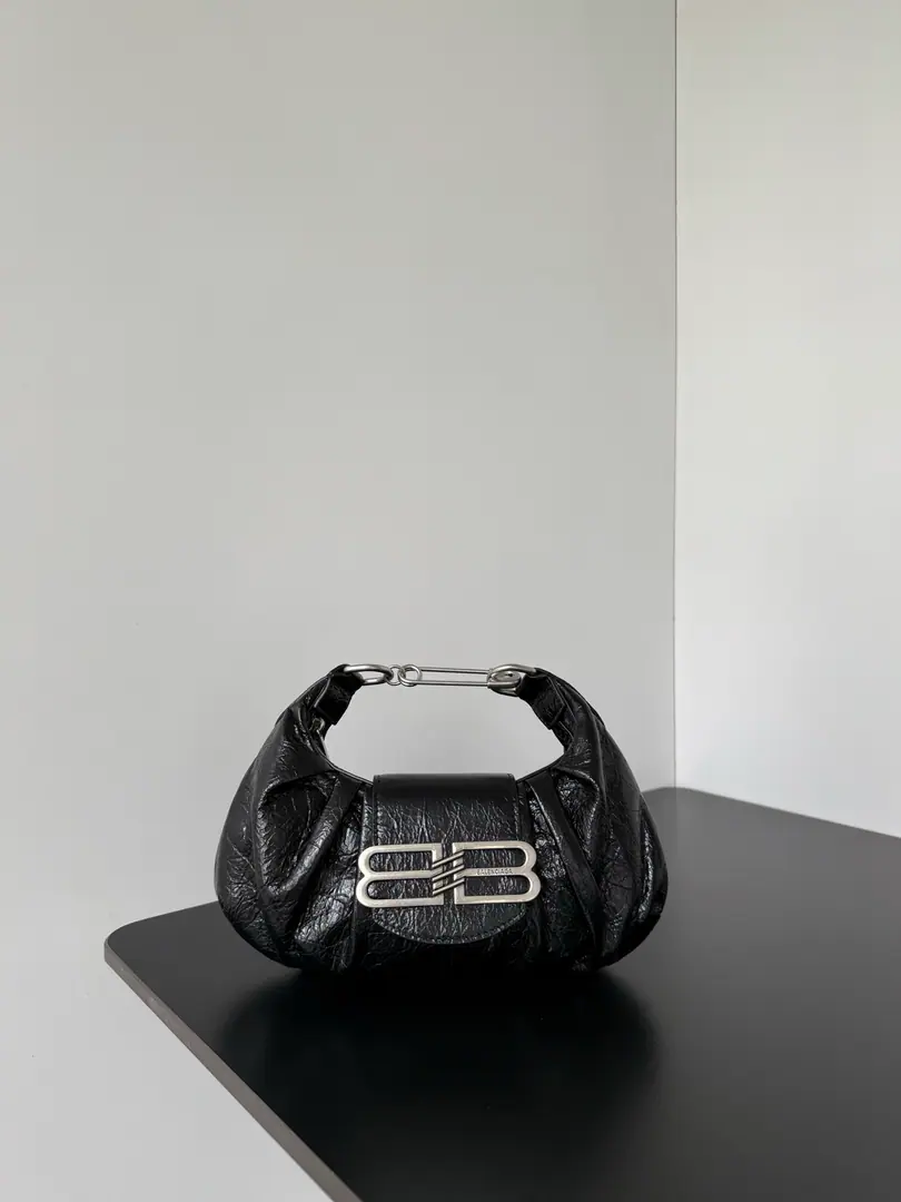 𝐁𝐚𝐥𝐞𝐧𝐜𝐢𝐚𝐠𝐚 𝐏𝐚𝐦𝐞𝐥𝐚💼 It's been a long time since I've seen this.“It's a style.”It's a bag.🆒The natural stubble of the fine skin of the sheep., It's soft but not dirty., You're very good with your hands.. He's got a lot of recognition for his low profile., Two-fold handbags., Out in the daytime., You can use it on a night date.🖤No one's gonna get through the wind., But I'm so stylish.. Not sweet., No, I'm not., Don't push too hard., ♪ And every eye says ♪: Very well-dressed.. It's the kind that looks better and better., The more you use the more you can't leave the bag.🥰 Paragraph: 9611 Dimensions: Long28.0 x High16.0 x Kuan5centimetres