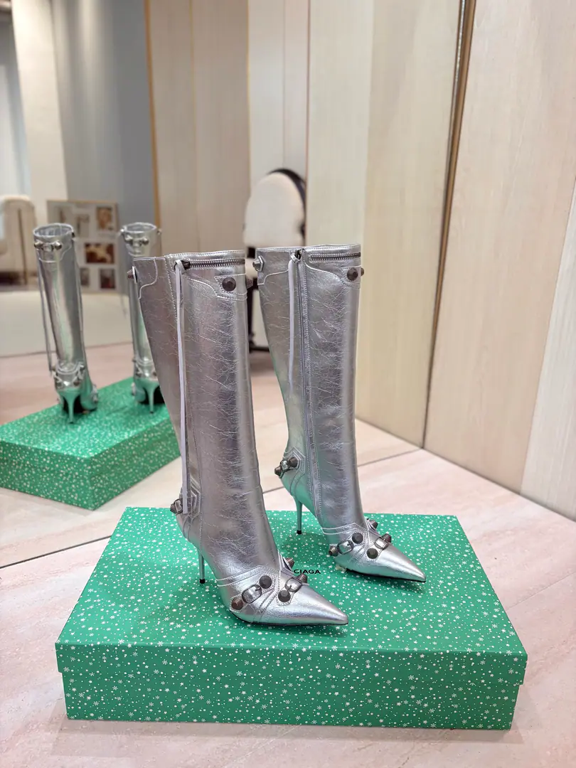 Price: BalenciagaParisian. Cagole High boots. The multi-coloured heavy-worker nails point their heads over their knees.✨ A lot of bright matching colors., High-level eye-sucking of bright skin. Metal nails make cool, personality., Slight and long legs. Salt is sweet enough to fit in with all kinds of clothes., You're so hot, you're so hot. The fall and winter suit just needs it., It's easy to unlock the back rate.🖤 Shoe.: Imported cattle skin Uchi.: Bullskins. Otsumi!: Italian skin. He's tall.: 9.5cm Codes: 35-39（34.40.41.42 I'll make sure I don't change it.） Data36HQ high36cm Every code difference+0.5, Perimeter36cmThe wideest position per code difference+0.5