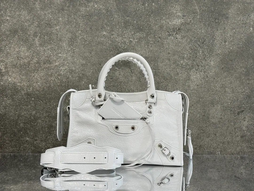 【Latest26Version Update】 Balenciaga city S Medium white/Silver button. Classic motorcycle. The Parisian family's most symbolic handbag.Le CitySeries✴️Power returns. Rehearsal👜 ArenaThe little lambs wear natural wrinkles.（Blast strip.）The more you use it, the more you smell.. The ricochet and the stream., It's a carved-out.. The shoulder belt is better designed for slashing.～The minor details make the whole body more light.🌬️The new Macalun is especially suited to spring and summer.🌱A sweet, handsome, smooth-looking collision system. Fashion touch is available. Paragraph: 260623 M Large size: Long37 x High23.4 x Kuan15centimetres S Medium Size: Long30 x High20 x Kuan 10centimetres miniSize of the trumpet: Long23 x High15 x Kuan 10centimetres