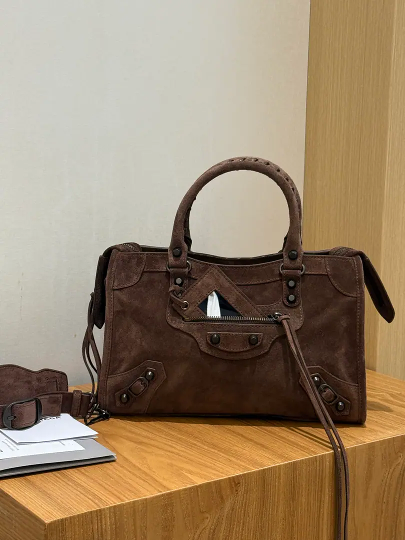New cash30cm【With mirrors.】｛Medium-middle sanded dark coffee.｝ 𝐁𝐀𝐋𝐄𝐍𝐂𝐈𝐀𝐆➰Le City 26 Spring and summer, new car. A plaque with a soft feel, a leather car bag., It's a classic that never goes out of time in the closet.. Old copper buttons., Signal flow of suction, It's perfect to combine the regeneum with the coolness.. The skin touch mix is a very inclusive one., Telecommuting, You can ride like a man., Capacity Online, Colour value versus utility, It's a quality bag that can carry it all the way.. Paragraph: 3301 Dimensions: Bottom 30x High 19x Kuan 9cm