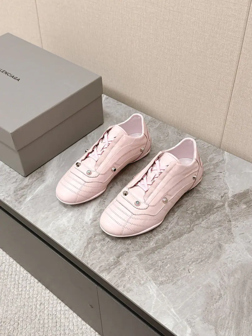 BalenciagaThe Parisian's latest baseball shoe. Slugs. Leisure shoes. The superstar fashion masters grow grass. Original purchase development for sale A thin-cut design with super-fire The latest Parisian hides tennis shoes, soft-fat little cow with a classic pair of two.logoThe most ancient and most perfect match. A leisure shoe that girls must have in this year. Shoe bottom design Super soft. And bring the fine packaging to the counter. ▪️ Fabulous.: Original customized waxed cow skin ▪️ Uchi.: Import custom network ▪️ Shoes under the sole.: The original model of the rubber floor. ▪️ Size: 35-40