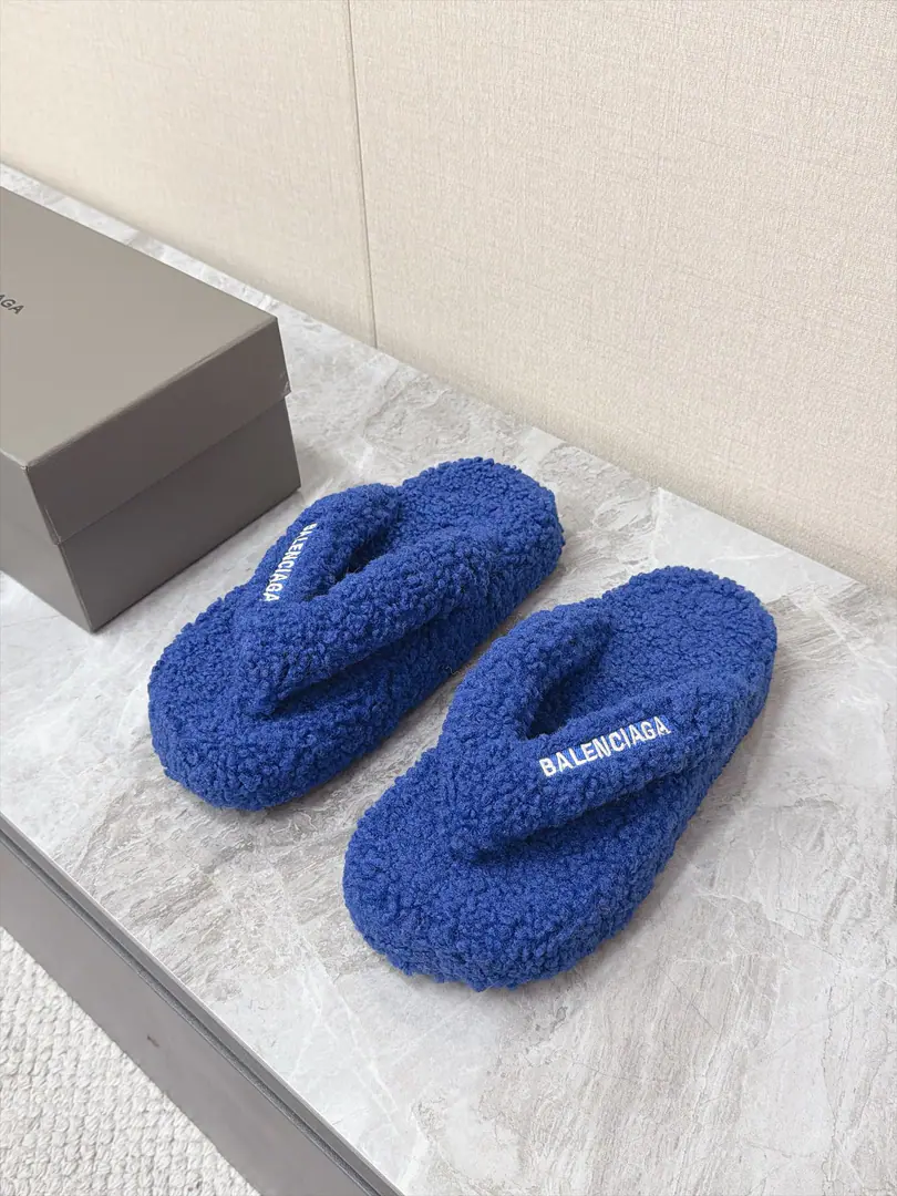 BalenciagaThe latest Parisian couple, Teddy Feathers. A superstar, red grass. All Teddy's furry cover. The whole shoe is made of curly lambs. Tow the traditional characters completely fuzzy. It's a real negative. ♪ The autumn and winter are full of ♪ The toe position is also a fuzzy package. Reduction of the grinding problem White brand letter on shoe strips with full recognition. Colour selection rich Base colour low-key routine High-saturated color is a good match for the light., Hot wind., The leisure street winds can handle the original model rubber against the bottom of the slide.Size: Women35-40 Men39-45