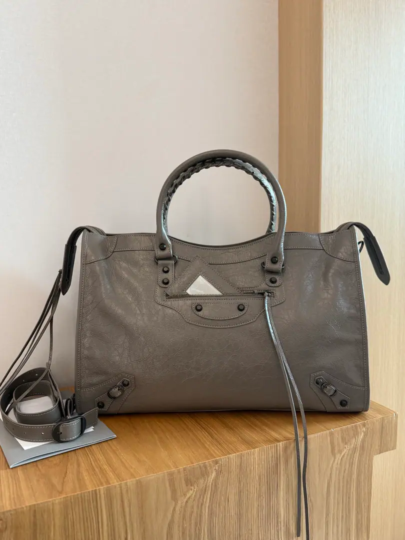 New cash｛The big-sized wax walnuts.｝ 𝐁𝐀𝐋𝐄𝐍𝐂𝐈𝐀𝐆➰Le City 26 Spring and summer, new car. A plaque of old brown with a soft feel, a leather car bag., It's a classic that never goes out of time in the closet.. Old gold buttons., Signal flow of suction, It's perfect to combine the regeneum with the coolness.. The skin touch mix is a very inclusive one., Telecommuting, You can ride like a man., Capacity Online, Colour value versus utility, It's a quality bag that can carry it all the way.. Paragraph: 3301 Large size: Bottom 46x High 29x Kuan 17cm