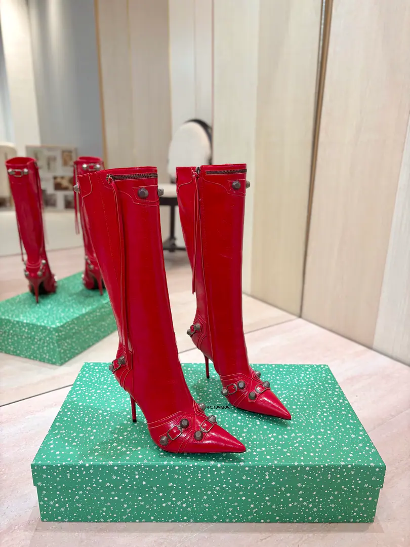 Price: BalenciagaParisian. Cagole High boots. The multi-coloured heavy-worker nails point their heads over their knees.✨ A lot of bright matching colors., High-level eye-sucking of bright skin. Metal nails make cool, personality., Slight and long legs. Salt is sweet enough to fit in with all kinds of clothes., You're so hot, you're so hot. The fall and winter suit just needs it., It's easy to unlock the back rate.🖤 Shoe.: Imported cattle skin Uchi.: Bullskins. Otsumi!: Italian skin. He's tall.: 9.5cm Codes: 35-39（34.40.41.42 I'll make sure I don't change it.） Data36HQ high36cm Every code difference+0.5, Perimeter36cmThe wideest position per code difference+0.5