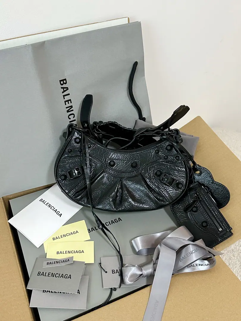 🖤A black gun with waxed skin.XS/26cm Le CagoleHalf a month's dumpling charter. Wuhu！！Let me pick up my love for the motorcycle. Half a moon arc of a wrapper., I've kept my pedals. And a little wallet with a ding-ding, banging. The most joyful part of me is the many faces.♥️A little mirror.！ The full location is holding on.～👌🏻 PositivenWhat about it?, xsI bought silver., sI bought white. The whole bag really has more details than I can get. I'll tell you. We're probably the only ones who can get all the details right.🤫 Every piece of hardware has to be identical. This efficiency is not comparable to the wrong version. So wait patiently. Because I'm working hard too. It makes you feel worth it. xsSmall: 26×16×10cm671309 sMedium: 33×16×8.4cm671307