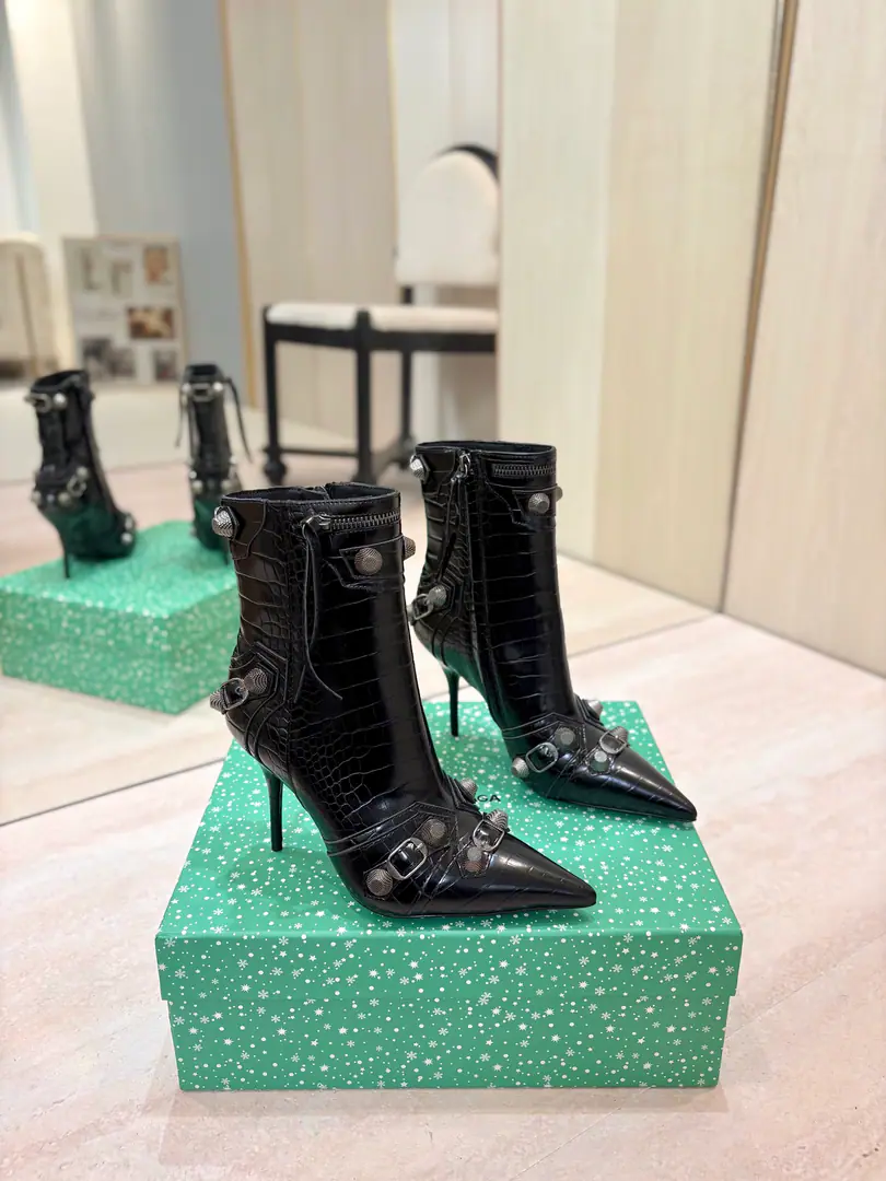 Price: BalenciagaParisian. Cagole High boots. The multi-coloured heavy-worker nails point their heads over their knees.✨ A lot of bright matching colors., High-level eye-sucking of bright skin. Metal nails make cool, personality., Slight and long legs. Salt is sweet enough to fit in with all kinds of clothes., You're so hot, you're so hot. The fall and winter suit just needs it., It's easy to unlock the back rate.🖤 Shoe.: Imported cattle skin Uchi.: Bullskins. Otsumi!: Italian skin. He's tall.: 9.5cm Codes: 35-39（34.40.41.42 I'll make sure I don't change it.） Data36HQ high15.5cm Every code difference+0.5, Perimeter25cmThe wideest position per code difference+0.5