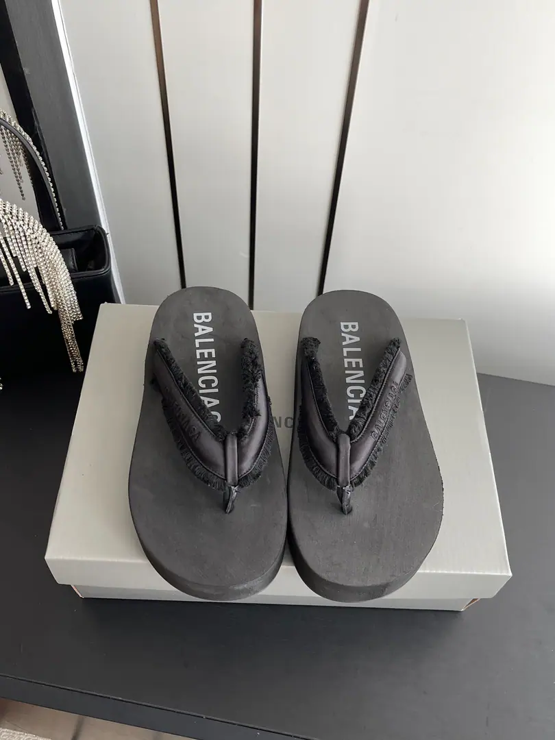 🏧𝐁𝐚𝐥𝐞𝐧𝐜𝐢𝐚𝐠𝐚/Parisian. Summer New Money Lusu! Tow-toe BEACH REQUIREMENTS The Parisian family's latest bust. Summer slippers., It's a lot of skinny money., A slipper with a big face., Any match is perfect.！The lazy slippers are worth commending. Shoe.: Fly Codes: 35-42（40 41 42Do it.）