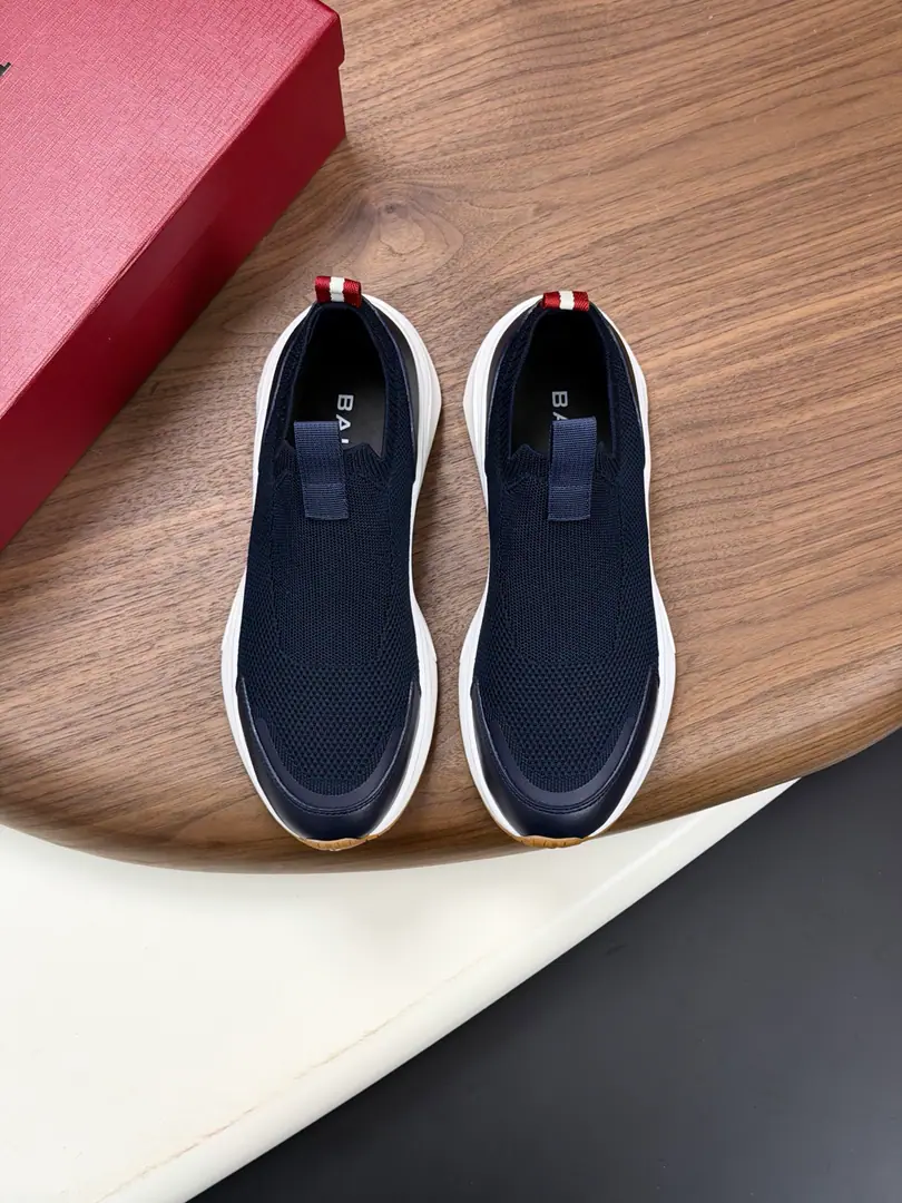BALLY NewRaiseLeisureboard shoes Run-off shoes. Classic. High-Tech New Import smooth cow-faced skin Soft Napa Effect Side bally CrestEmbrace the logo..A contrasted edge. "and use a thin, light flavour." Helix stripes against the base of the slide rubber, Strobel Structure Soft and resilient. ♪ The more comfortable it gets ♪ The cabinet is in the hole. Codes39 40 41 42 43 44