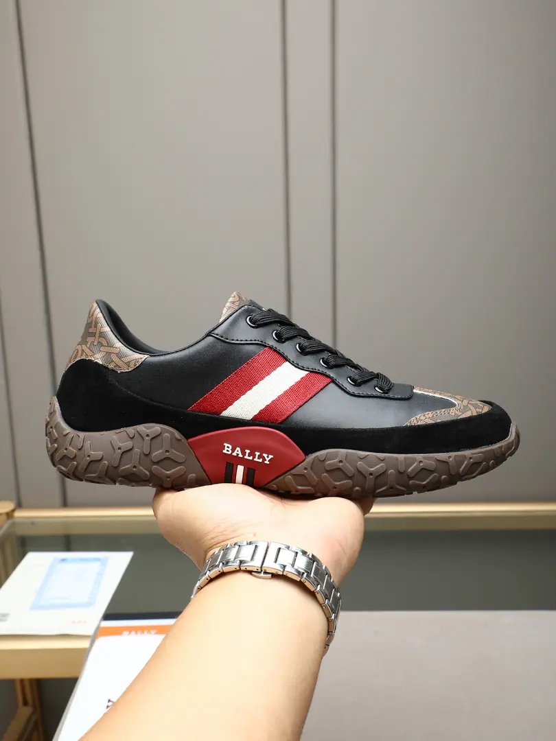 P BALLY(Barry.) Men's leisure sports shoes., It's a brand-made reenactment with modern style of new shoe-wearing series.. The colored stripes on the side of the shoe., The back of the brand., Both.BallyThe classic design language. The old flower with the shoe head and the back./Alphabet pressurized text, It's further enhanced brand recognition.. The shoes are skinned with cattle.+Skin grinding of sand.+Old flower fabrics are collating, It's a rich sense of quality.. In the sheep.！The soles are in bee-like, slide-proof rubber., A combination of ground grabs and shock-resilient effects., Comfortable with durability.. Multi-Current Selection！38-44(45Do it.)
