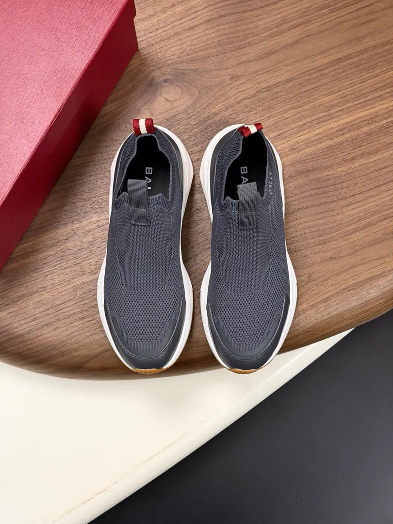 BALLY NewRaiseLeisureboard shoes Run-off shoes. Classic. High-Tech New Import smooth cow-faced skin Soft Napa Effect Side bally CrestEmbrace the logo..A contrasted edge. "and use a thin, light flavour." Helix stripes against the base of the slide rubber, Strobel Structure Soft and resilient. ♪ The more comfortable it gets ♪ The cabinet is in the hole. Codes39 40 41 42 43 44