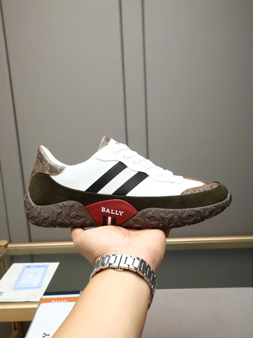 P BALLY(Barry.) Men's leisure sports shoes., It's a brand-made reenactment with modern style of new shoe-wearing series.. The colored stripes on the side of the shoe., The back of the brand., Both.BallyThe classic design language. The old flower with the shoe head and the back./Alphabet pressurized text, It's further enhanced brand recognition.. The shoes are skinned with cattle.+Skin grinding of sand.+Old flower fabrics are collating, It's a rich sense of quality.. In the sheep.！The soles are in bee-like, slide-proof rubber., A combination of ground grabs and shock-resilient effects., Comfortable with durability.. Multi-Current Selection！38-44(45Do it.)