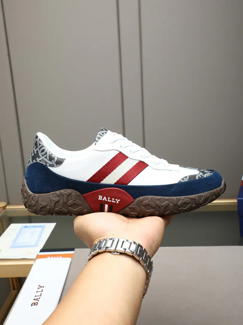 P BALLY(Barry.) Men's leisure sports shoes., It's a brand-made reenactment with modern style of new shoe-wearing series.. The colored stripes on the side of the shoe., The back of the brand., Both.BallyThe classic design language. The old flower with the shoe head and the back./Alphabet pressurized text, It's further enhanced brand recognition.. The shoes are skinned with cattle.+Skin grinding of sand.+Old flower fabrics are collating, It's a rich sense of quality.. In the sheep.！The soles are in bee-like, slide-proof rubber., A combination of ground grabs and shock-resilient effects., Comfortable with durability.. Multi-Current Selection！38-44(45Do it.)