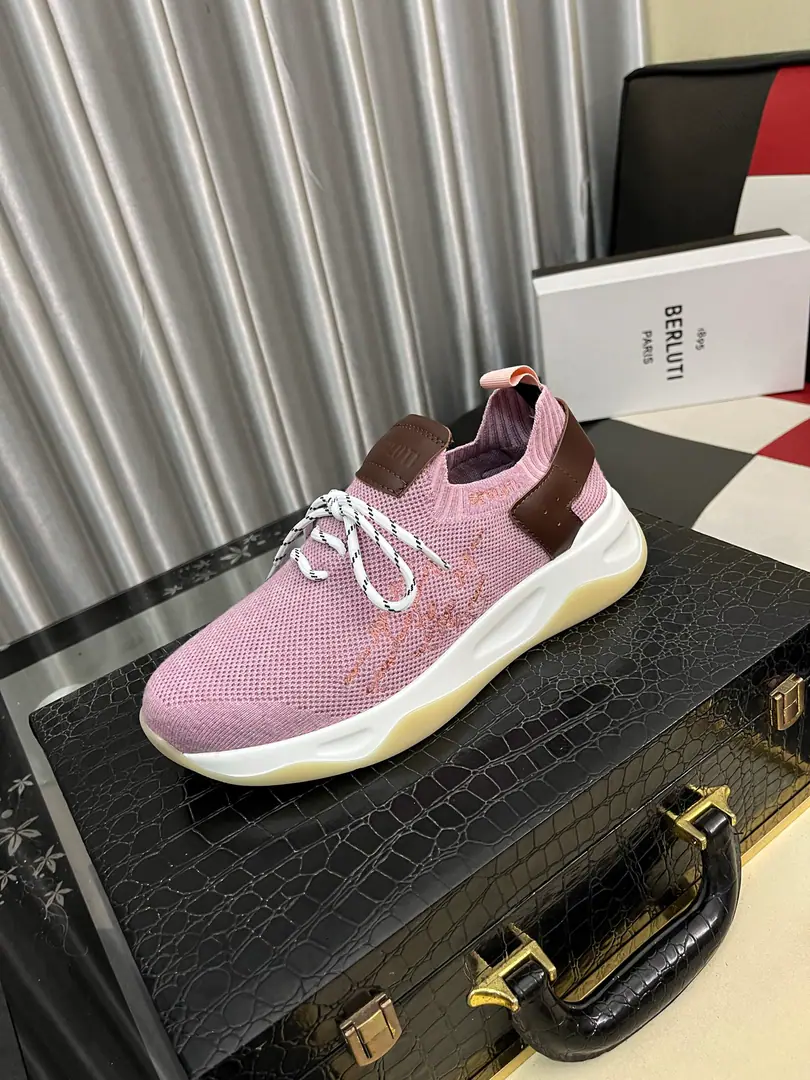 Get out of the factory.⌚️⌚️Berlui/Brute Brute's hand-skinned leisure shoes., Imported special skin colouring effect, The carving of the real sculptor. The most luxurious process. The rubber base is a special model in the skin of a cow. Slippers laser brand. Soyuz-head style design Jane is not a bad person. Shoe tongue.1895logoDetails of the badge Size: 38-46