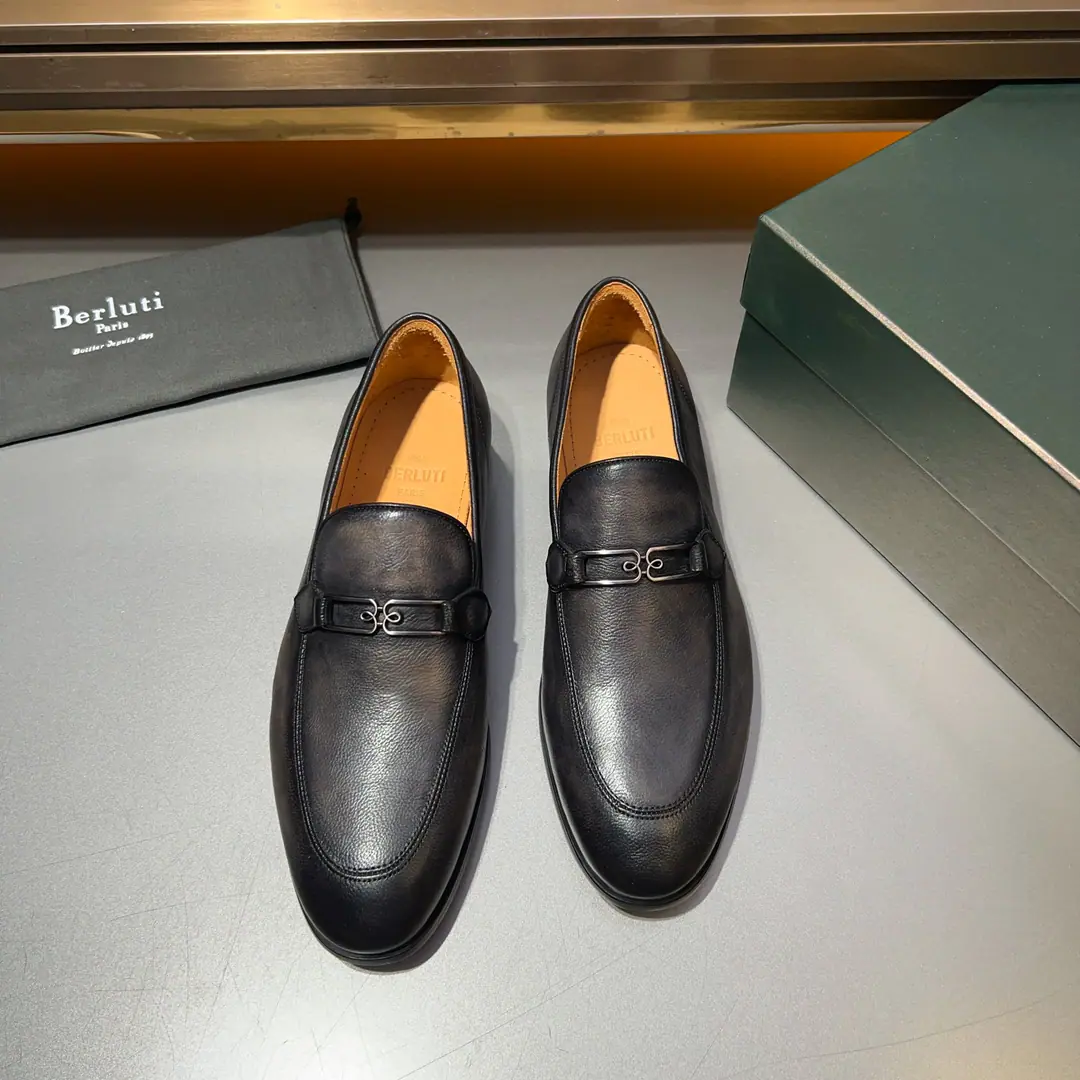 【Berluti】High-end fine. Skins for the skin., The original Italian is a very big one., The inside of the cow's skin.. Four seasons of new money.Alessandro DemesureSeries, Professional.PatinaColour treatment, Use thicker soles on regular shoe shoes., Inside against soles., TimeoutBerlutiThe sign adds a touch of grace to the soles of the shoe.. Size 39-44 38 45 Sold
