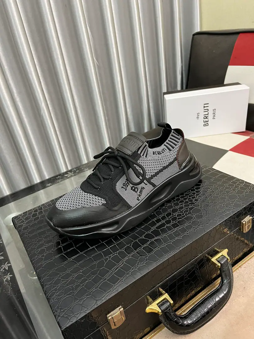 Get out of the factory.⌚️⌚️Berlui/Brute Brute's hand-skinned leisure shoes., Imported special skin colouring effect, The carving of the real sculptor. The most luxurious process. The rubber base is a special model in the skin of a cow. Slippers laser brand. Soyuz-head style design Jane is not a bad person. Shoe tongue.1895logoDetails of the badge Size: 38- ️⃣Colour Optional