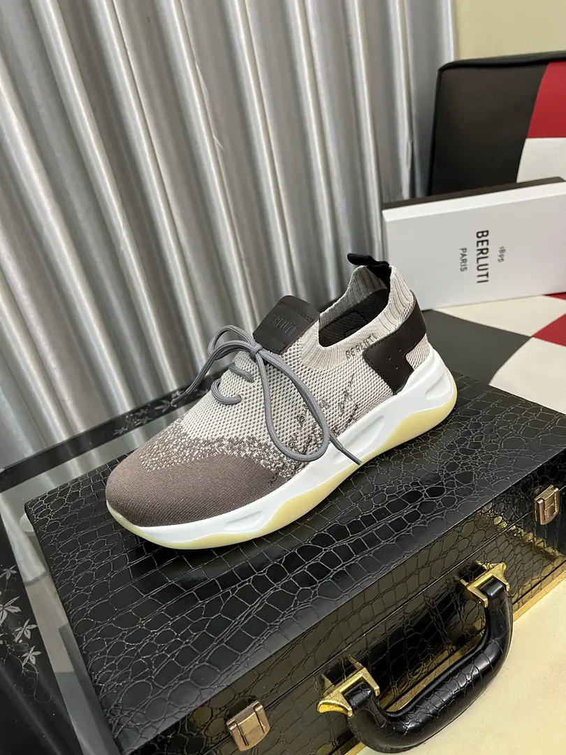 Get out of the factory.⌚️⌚️Brute. Berlut* ShadowMen's sneakers., These shoes are light and resilient knitted., High density weaves made, A hand-skinned color modification technique with a sign., RestoreZPDouble brand.logoFoot. It's nice and neat inside., Original Punctuation！The only one who's got a big secret.. Dollar Size: 38-44