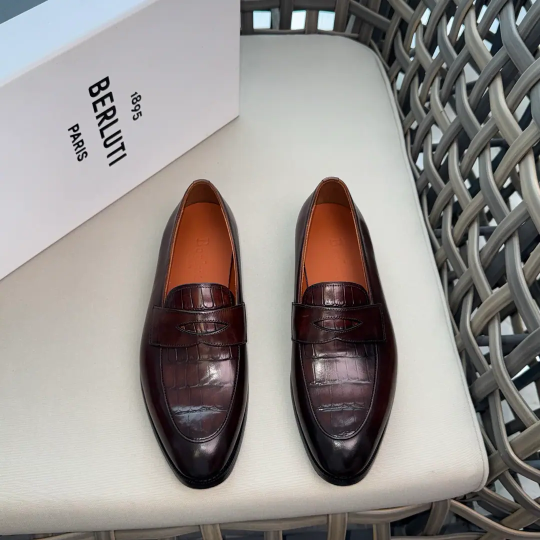 Berlut* Brute. New man hand-dressed leather shoes. ｜Channels.｜Selection of quality imported calf skins for colouring｜Skins of cattle.｜Cold glue process｜The atmosphere of the ancient plain.｜The leather base rubber combination is a great skating effect.｜The sharp brass buttons are very artistic.｜Original custom package sale Size: 39-44（38.45.46Do it.）
