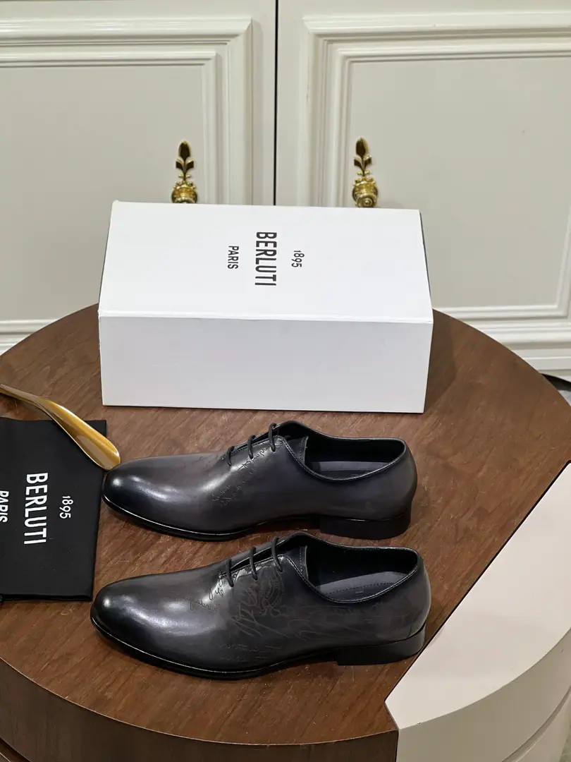 Berluti Top-skinned hand-skinning shoes. Men's business shoes. Leaf and shoe-faced Italian cow skins. Skinner Process The little calf inside. The bottom is that the Italian imports are really big. Size: 38-46 ¥
