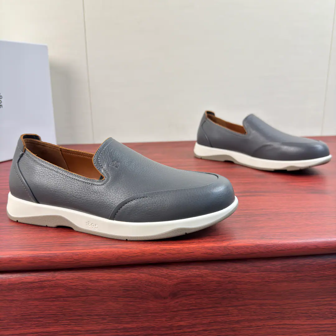 Berluti/Brute. A man's new leather-stale and lyric shoes.！ This leather leisure shoe. The shoe face is a soft-stitched cow., Skins are delicate and soft., Natural leather with warm radiance., ♪ The touch is soft and hard ♪, It's hard to break your feet.. Simple approximation style, Flip sewn structure and wrapping leather, by the dottedBAlphabet Details, Classic round head design, You can wear it like a horse., Inrebin has a high-end cow skin., The skin looks at the details., The pippe is all fine., ♪ Soft in touch ♪, It's a real shoe cushion.logoDetails of the logo, The back of the world is a remarkablely high cortex., Light rubber soles.. Full package！ Size: 39-40-41-42-43-44Skins size.（Customable 38.45.46） The cargo.: E ZFist. Gray
