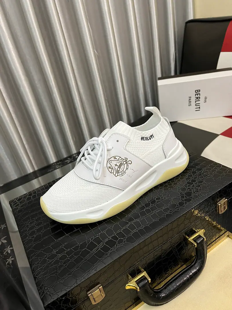 Get out of the factory.⌚️⌚️Berlui/Brute Brute's hand-sweet shoes., Imported special skin colouring effect, The carving of the real sculptor. The most luxurious process. The rubber base is a special model in the skin of a cow. Slippers laser brand. Soyuz-head style design Jane is not a bad person. Shoe tongue.1895logoDetails of the badge Size: 38-46