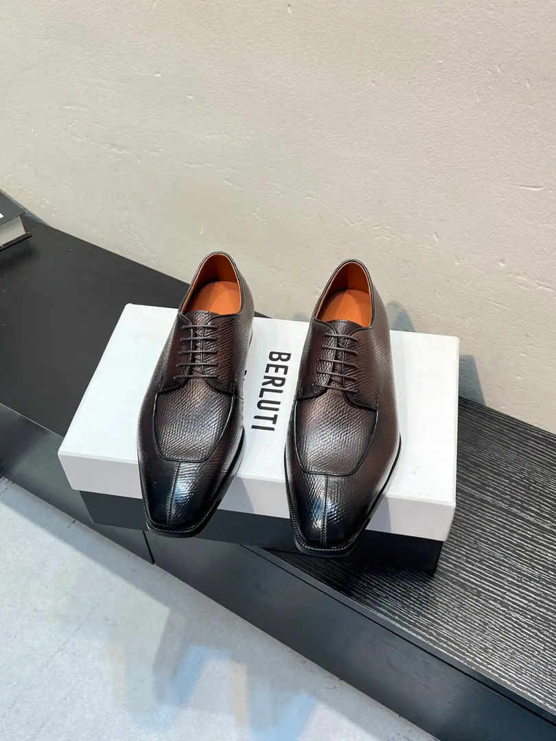 Berluti/Blue's got a big leather coat and shoes., Use imported cattle and shoes Soft and stylish., Artificial Colour Modification Process, Low profile luxury., Comfortable air-forming., That's a real leather. That's a big import., It's a remarkable attitude. Original package for full cabinet size: 39-44（37 38 45 46Custom）