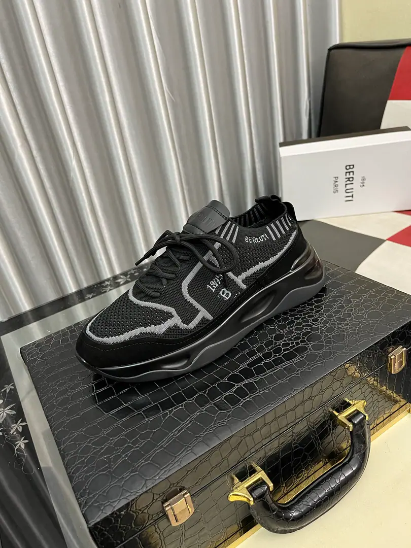 Get out of the factory.⌚️⌚️Berlui/Brute Brute's hand-skinned leisure shoes., Imported special skin colouring effect, The carving of the real sculptor. The most luxurious process. The rubber base is a special model in the skin of a cow. Slippers laser brand. Soyuz-head style design Jane is not a bad person. Shoe tongue.1895logoDetails of the badge Size: 38-44