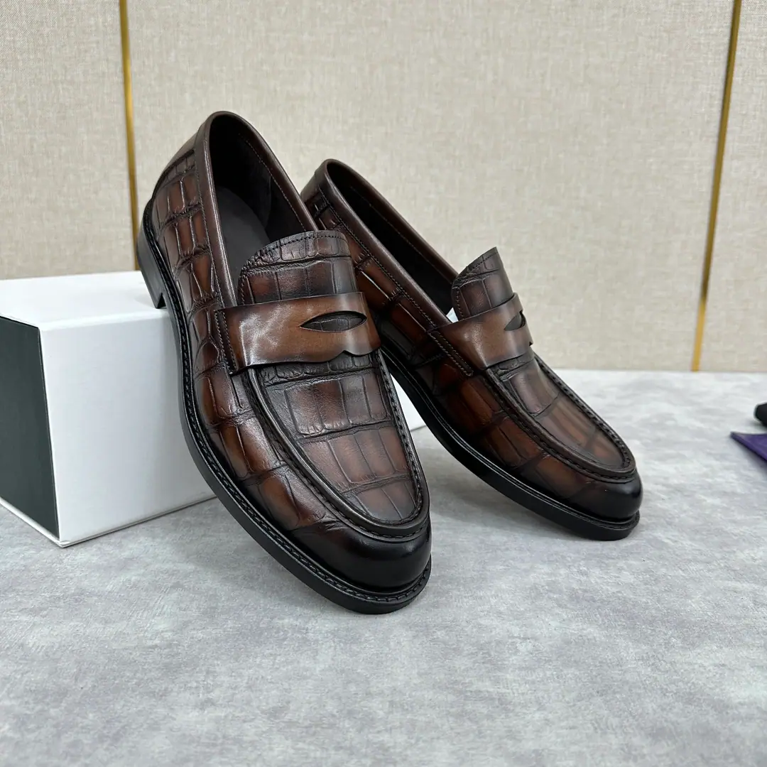 💋💍Berlut* Brute. The new man is hand-swipedled with his platter shoes. A simple-ass driver's shoe. Select quality imported crocs to press their shoes. Hand-swipe process processing effects Semi-steak cooling process The atmosphere of the ancient plain. Shows the skin quality in a very fine way. Same-skinned leather strip decoration More manual. The inside water dyes the cow's skin. Italy is a big-ass country. There's a badge on the soles of the shoe. And then add the rubber negative to enhance the land grab. It's a great slide-proof thing. A pair of shoes with a good art style. I'm gonna go with the original private model.！ Original custom packaging Three-coloured.！ Standard leather shoe code number: 39～44#（38.45Do it.）Batch