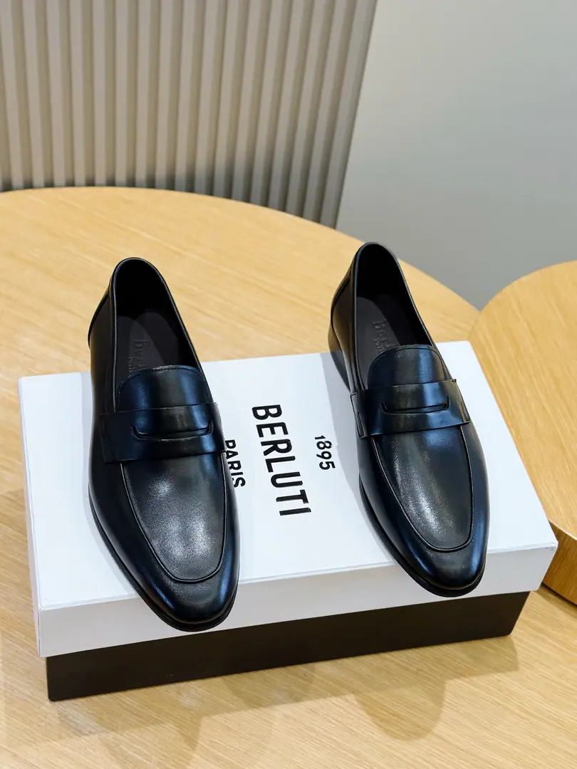 BerlutiNewly dressed and dressed hand-held business shoes. Listen to the swipe.. ♪ To witness the radiant glowing on the shoes, Every patient process., A craft art that is so good at making a good work.. Imported cattle skin, In the cow's skin., That's a big one. Size:39-44 （38.45Do it.）
