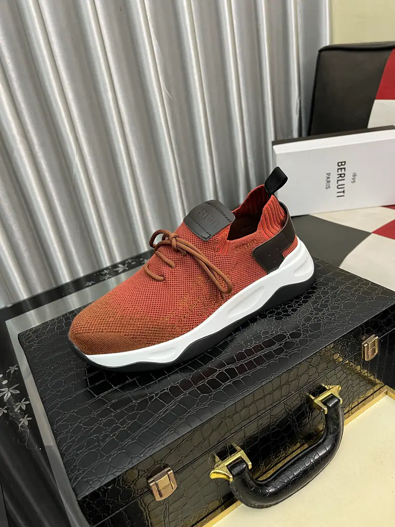 Get out of the factory.⌚️⌚️Berlui/Brute Brute's hand-skinned leisure shoes., Imported special skin colouring effect, The carving of the real sculptor. The most luxurious process. The rubber base is a special model in the skin of a cow. Slippers laser brand. Soyuz-head style design Jane is not a bad person. Shoe tongue.1895logoDetails of the badge Size: 38-44