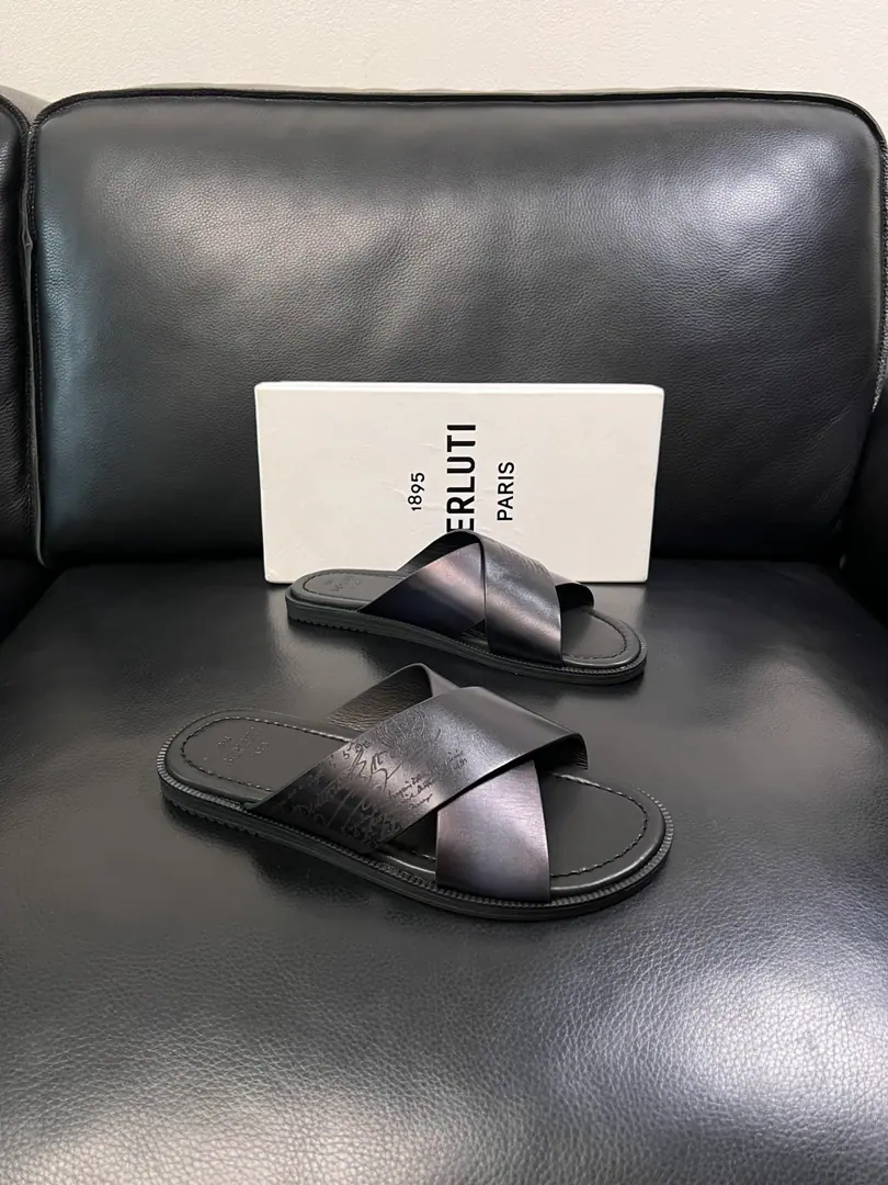 Berluti High Quality Top-level craft Brute. Shoes cabinet is being co-distributed to the original plant configuration, Italian imports of cow flour, All imported water- dyeed cattle stubs., Shoes under the sole.: The original factory is super comfortable with the original base., The original factory and the single., Codes 39-44（Sold38 45 ）