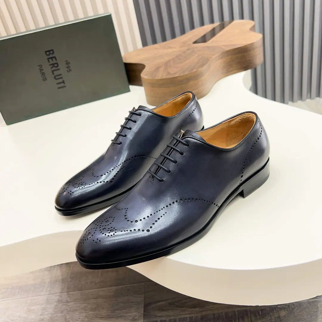 Berluti/Blue's got a big leather coat and shoes., Use imported cattle and shoes Soft and stylish., Artificial Colour Modification Process, Low profile luxury., Comfortable air-forming., That's a real leather. That's a big import., It's a remarkable attitude. Original package for full cabinet, size: 39-44（45Custom）
