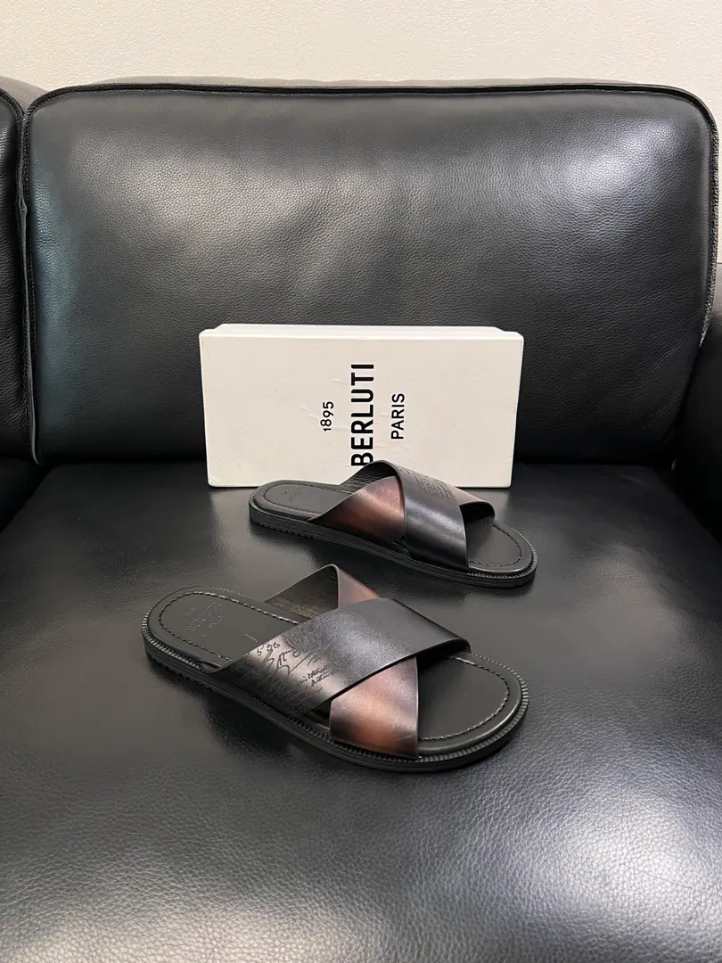 Berluti High Quality Top-level craft Brute. Shoes cabinet is being co-distributed to the original plant configuration, Italian imports of cow flour, All imported water- dyeed cattle stubs., Shoes under the sole.: The original factory is super comfortable with the original base., The original factory and the single., Codes 39-44（Sold38 45 ）