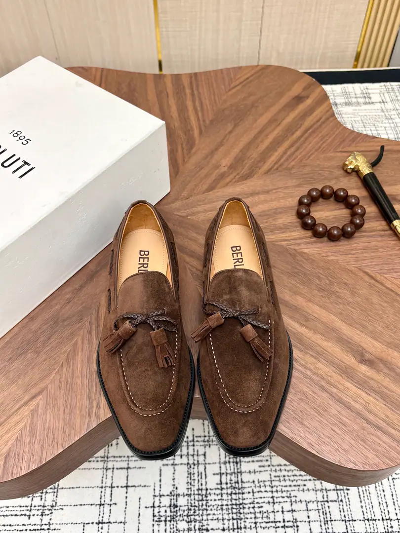 Get out of the factory. Berluti/Blue's got a big leather coat and shoes., Use imported cattle and shoes Soft and stylish., Artificial Colour Modification Process, Low profile luxury., Comfortable air-forming., That's a real leather. That's a big import., It's a remarkable attitude. Original package for full cabinet size: 39-44（45Custom）