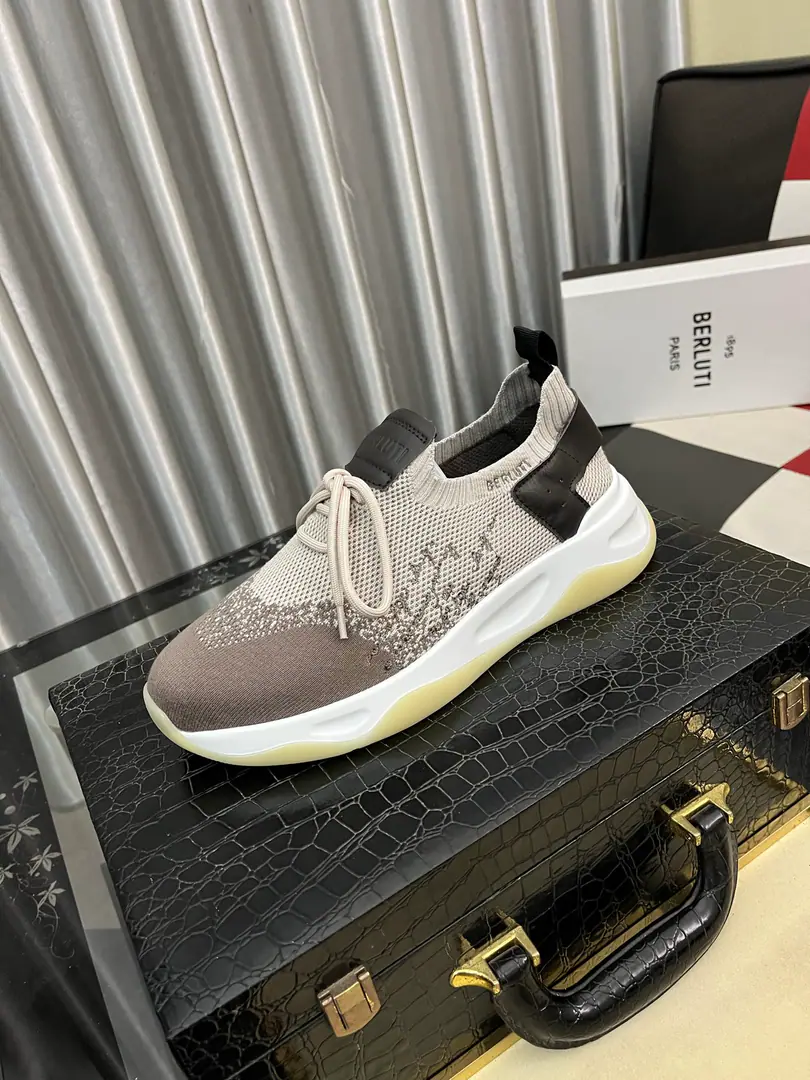 Get out of the factory.⌚️⌚️Berlui/Brute Brute's hand-sweet shoes., Imported special skin colouring effect, The carving of the real sculptor. The most luxurious process. The rubber base is a special model in the skin of a cow. Slippers laser brand. Soyuz-head style design Jane is not a bad person. Shoe tongue.1895logoDetails of the badge Size: 38-46