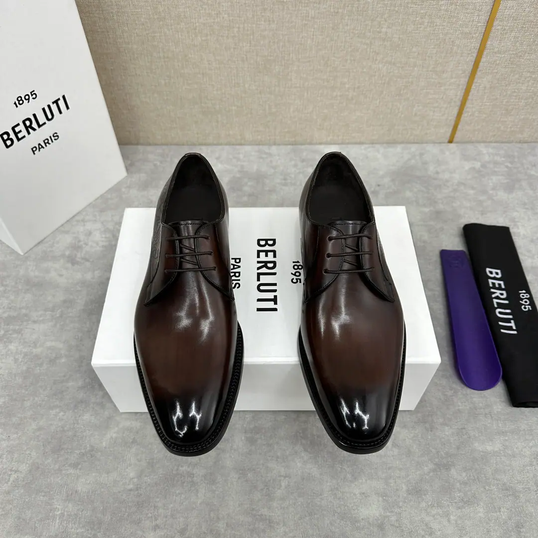 💋💍Berlut* Brute. New man polished his leather shoes and sold them. Selection of quality imported cow leather shoes Hand-swipe process processing effects Shoes are asymmetrical. scritto A tattoo., It's all over the place. Berlut* Details and spirituality. Semi-steak cooling process The atmosphere of the ancient plain. Shows the skin quality in a very fine way. Manual Colours The inside water dyes the cow's skin. Italy's great for smoothing up rubber negatives. A pair of shoes with a good art style. I'm gonna go with the original private model. Original custom package sale！ Colours: Black Gray Brown. Standard leather shoe code number: 39～44#（38.45🉑Do it.）Batch
